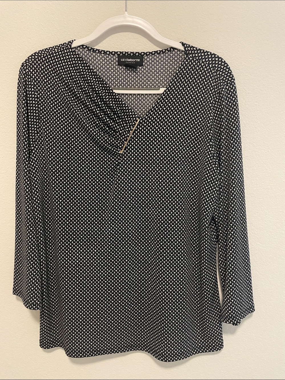 Liz Claiborne Black and White Long Sleeve V-Neck Top